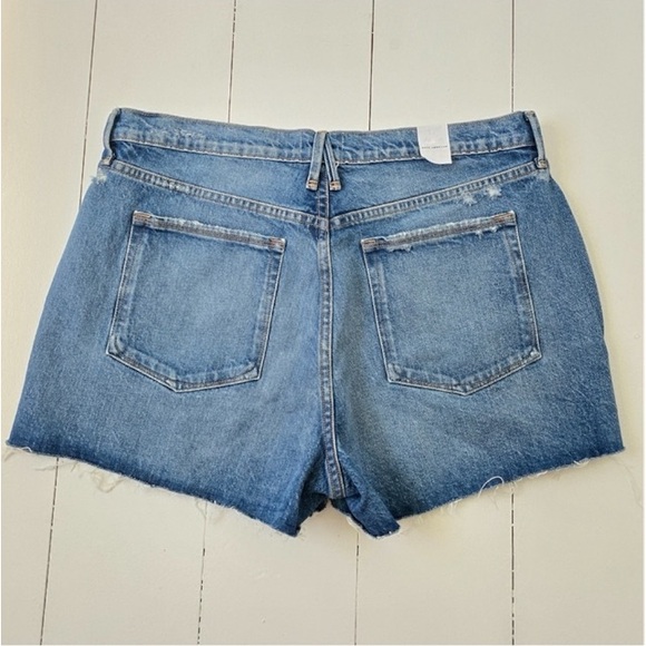 Good American Good '90s Distressed Indigo Short- 27/4 - Picture 6 of 10